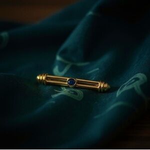 🆕Vintage Keyes 24kt gold plated Edwardian design brooch,faux sapphire cabachon💙